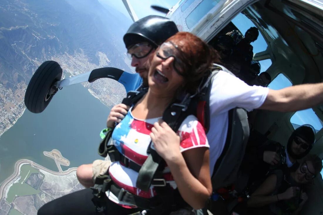 мужчина на коне с девушкой. прыгнуть в объятия. жена любит скакать.