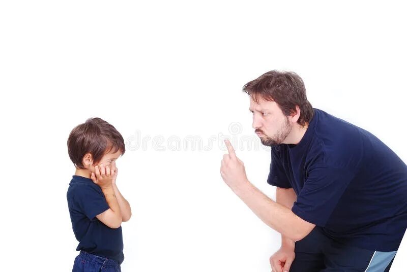 Сына за ухо. Хлой отец. Папа ругает сына. Отцу угрожает ребенок. Папа ругает сына.