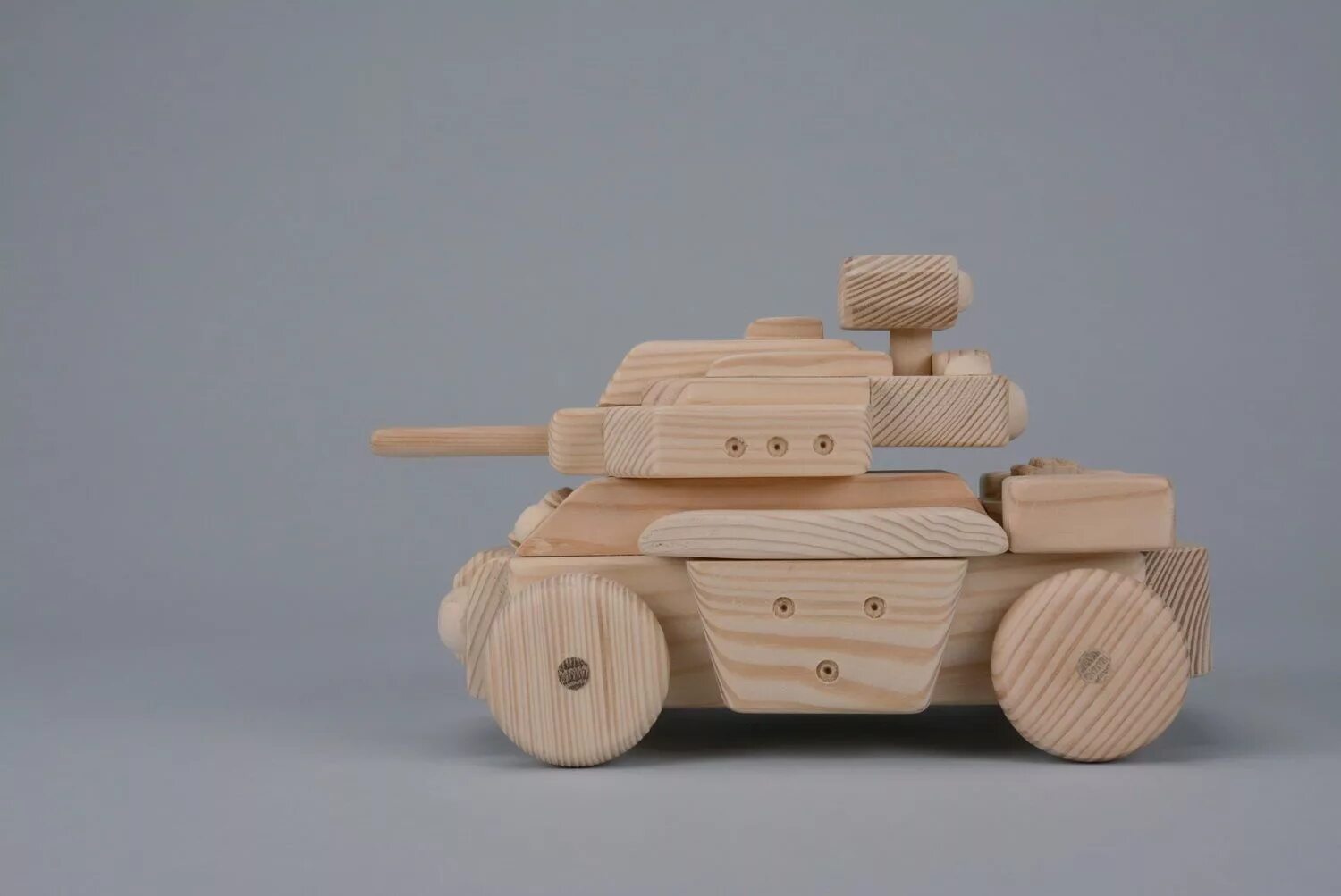 Как собрать деревянный танк. Деревянный конструктор танк т-34. Как собрать деревянный танк. Макет танка из дерева. Конструктор деревянный "танк".