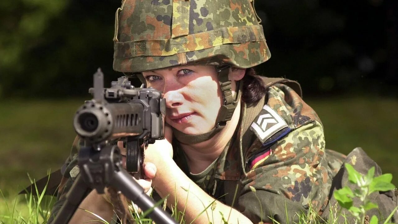 Немецкая армия. Танкист Бундесвер Бундесвер. Женщины в бундесвере. Солдаты Германии. Немецкий солдат современный.