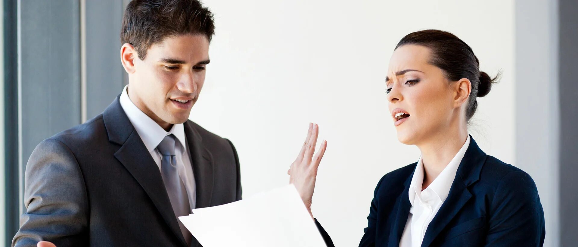 Человек возражает. Уметь возразить. Жесткие переговоры. Межличностный конфликт. Возражения фото.