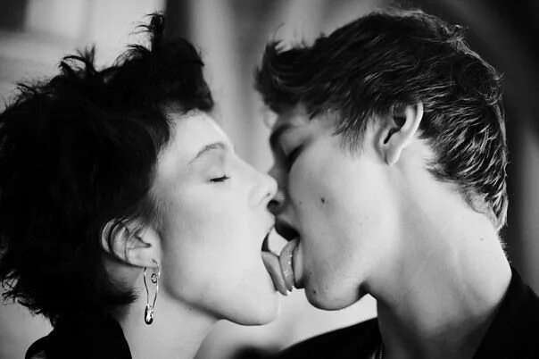 Поцелуй с языком. Страстный французский поцелуй. Поцелуй с язычком. Глубокий поцелуй с языком.
