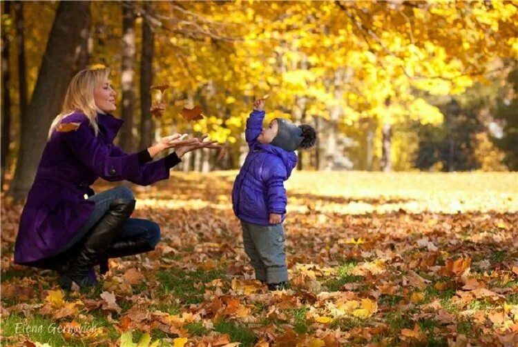 Прогулка в парке с детьми. Прогулка в осеннем парке. Осенняя прогулка с малышом. Дети на прогулке.