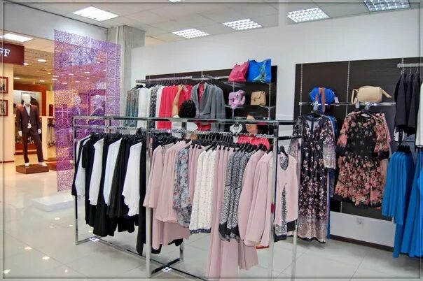 Looks like shop. Торговый центр одежда. ЦУМ одежда. Отдел женской одежды в ТЦ. Универмаг одежды.