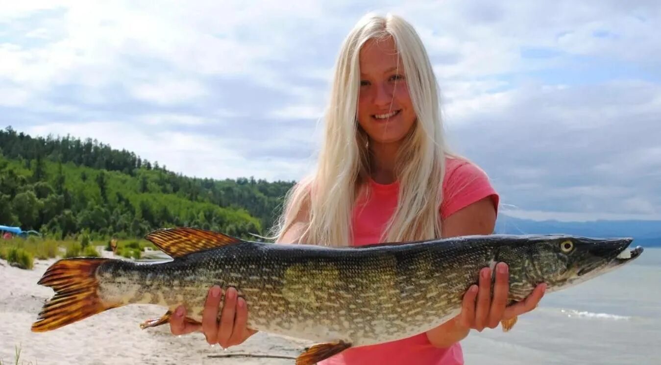 В озере байкал водится рыба. Рыбалка на Байкале. Рыбалка на Байкале летом. Щука Байкал. Самая крупная Байкальская рыба.