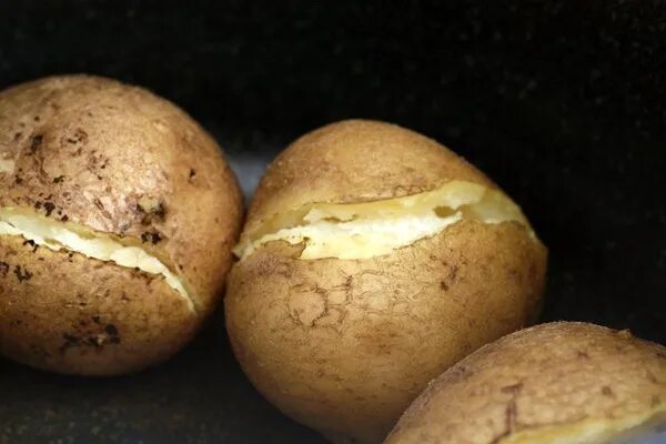 Картофель вареный в мундире. Картофель в кастрюле. Вареная картошка в кожуре. Вареный картофель в кожуре. Вареный картофель в кожуре.