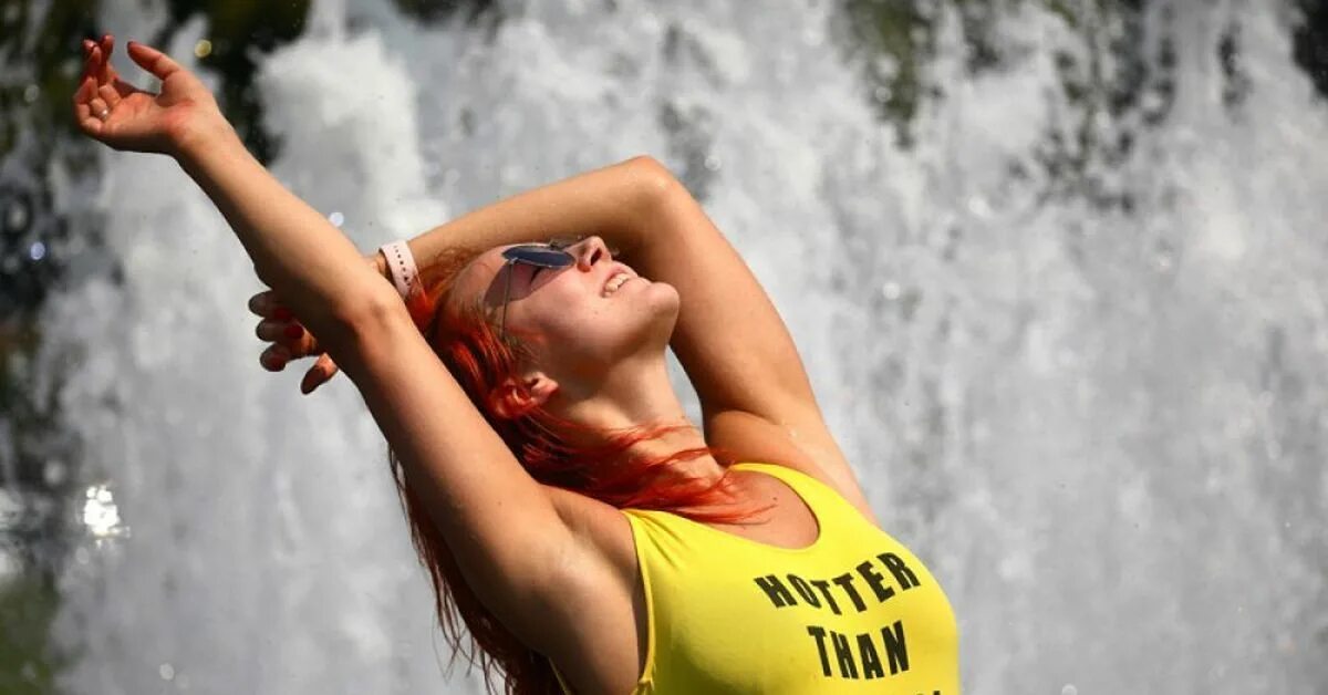 Ибица девушки. Девушки на море в купальниках. Девушка вспотела. Девушки жарким летом. Девушке жарко.