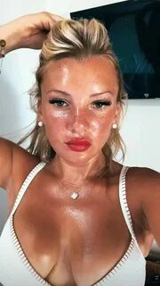 Evelyn Burdecki im Bikini. 