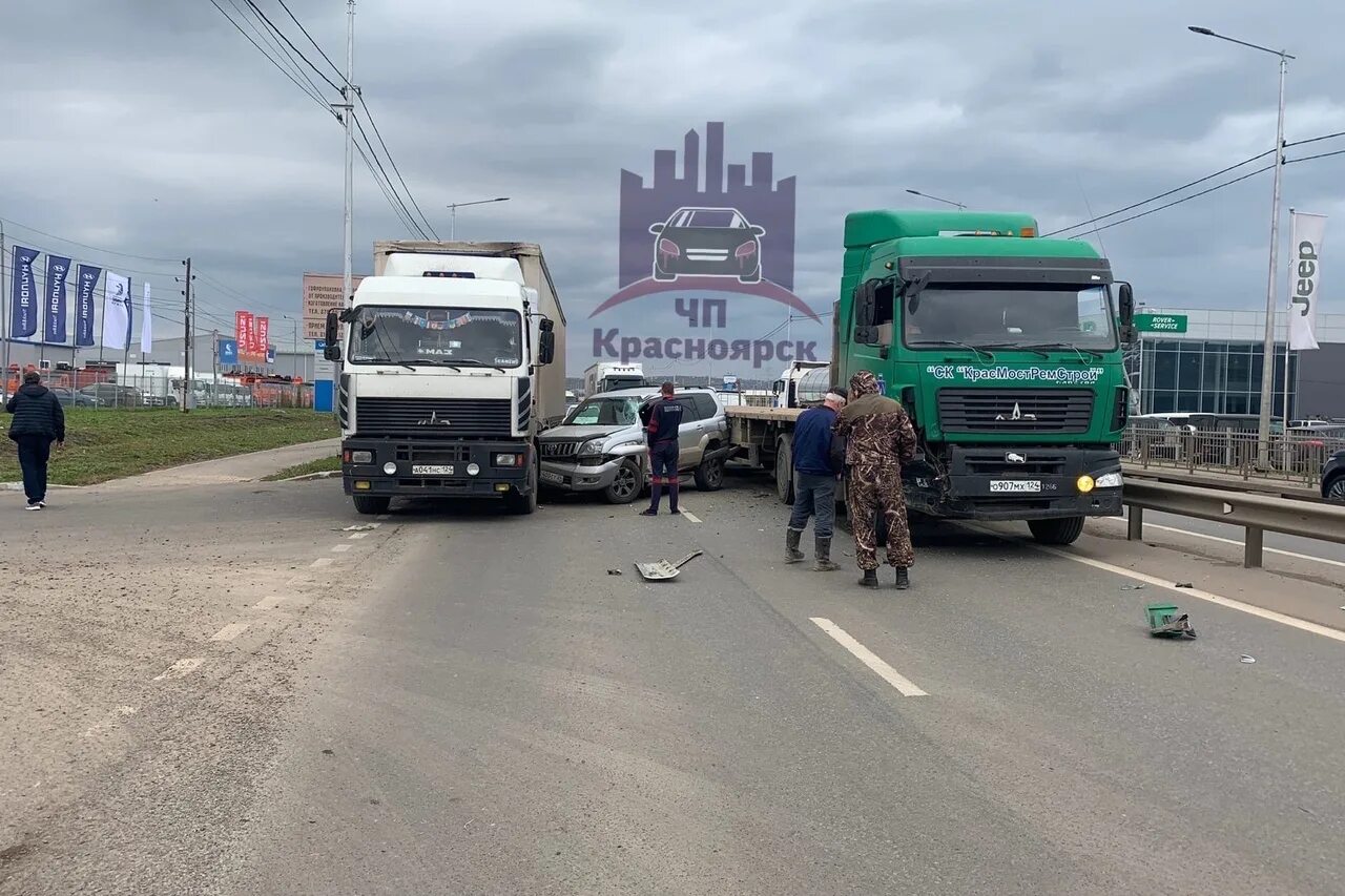 Под красноярском сгорел грузовик. Авария под красноярском. Авария минусинский район. Авария на трассе красноярск уяр. Под красноярском сгорел грузовик.