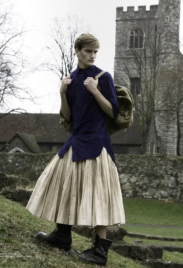 женственные мальчики в платьях. красивый парень в платье. красивые мальчики в платьях. юноша в платье. парень в женском платье.