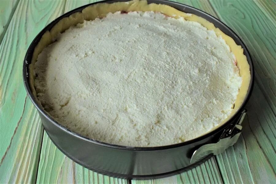 Творожная запеканка с клубникой. Творожная запеканка с тестом. Песочный пирог с творогом. Пирог с творогом и бананом. Творожник пирог.