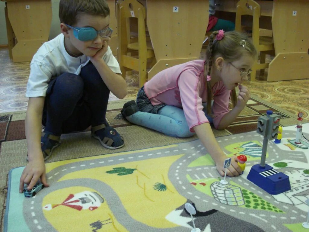 Дети с нарушением зрения слабовидящие. Игрушки для слепых детей. Дети с нарушением зрения. Оборудование для слабовидящих детей. Мозаика для детей с нарушением зрения.