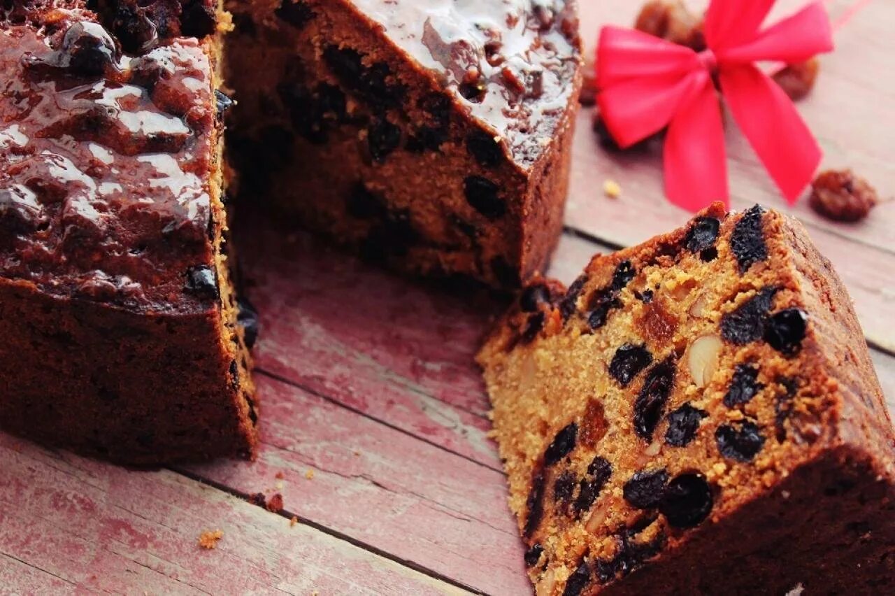 Кекс с изюмом и цукатами. Английский рождественский кекс. фруктовый кекс. английский рождественский пирог. рождественский пирог с сухофруктами.