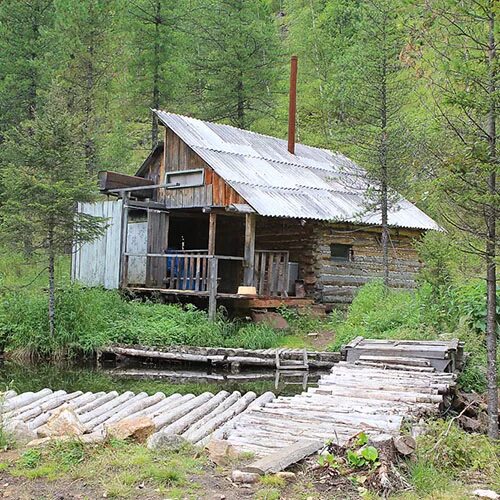 Охотничьи избушки в тайге. Река тайпале. Пятидесятью километрами ниже по реке находилась сторожка. Сторожка сторожа. Пятидесятью километрами ниже по реке находилась сторожка.