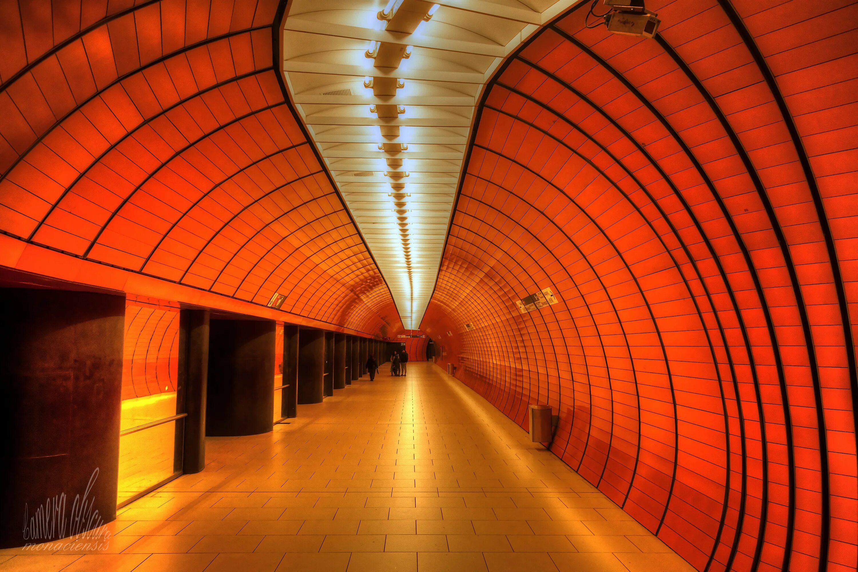 Включи оранжевую станцию. Оранжевое метро. Станция метро с оранжевым освещением. Туннель дневного света. Метрополитен оранжевое здание.