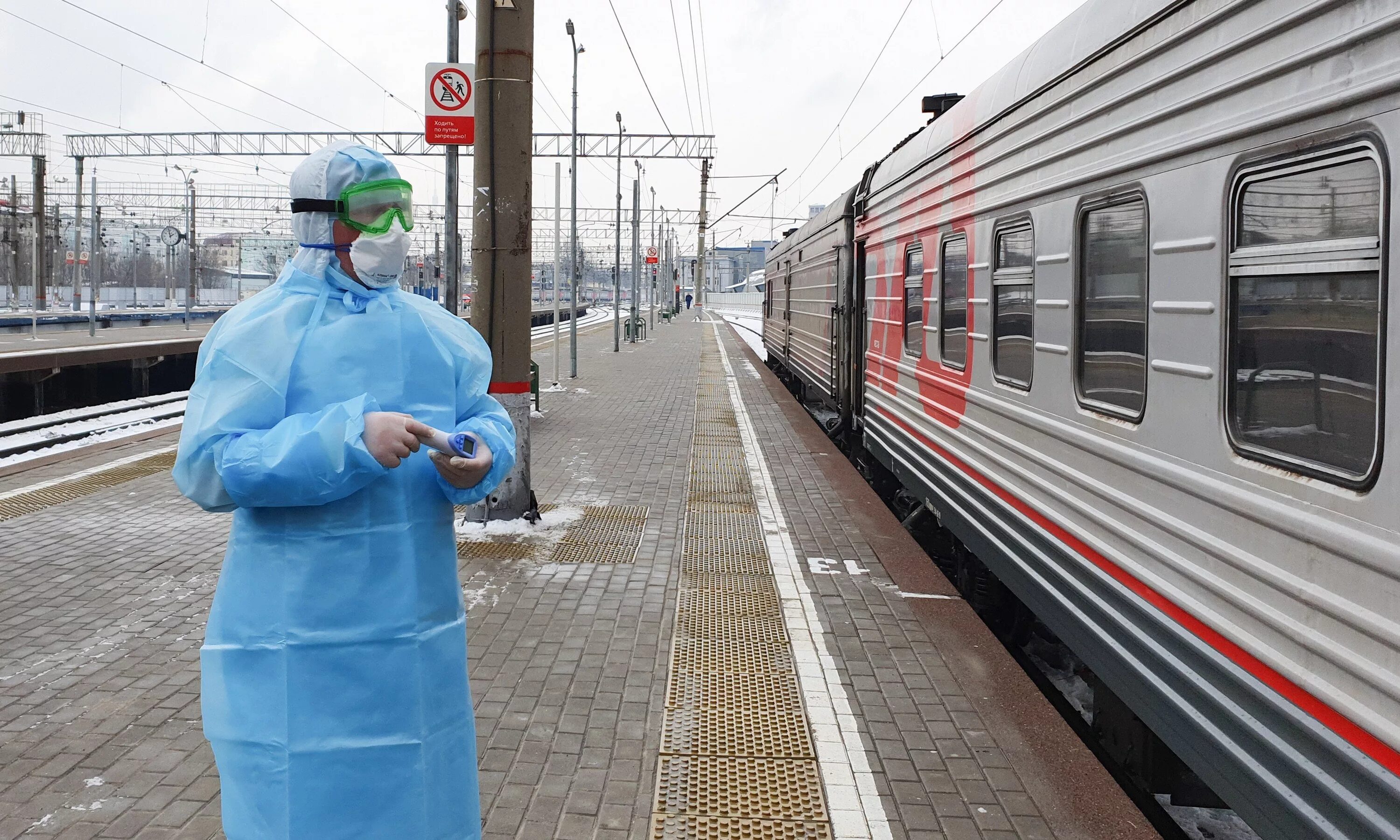 Можно ли приехать на поезде. Поезда России. Железнодорожный транспорт. Санитарный поезд. Поезд на вокзале.