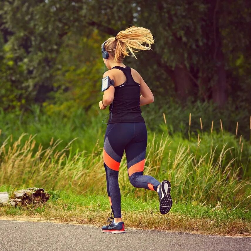 Девушка бежит. Стала бегать по утрам. Утренняя пробежка. Стала бегать по утрам. Девушка бежит.