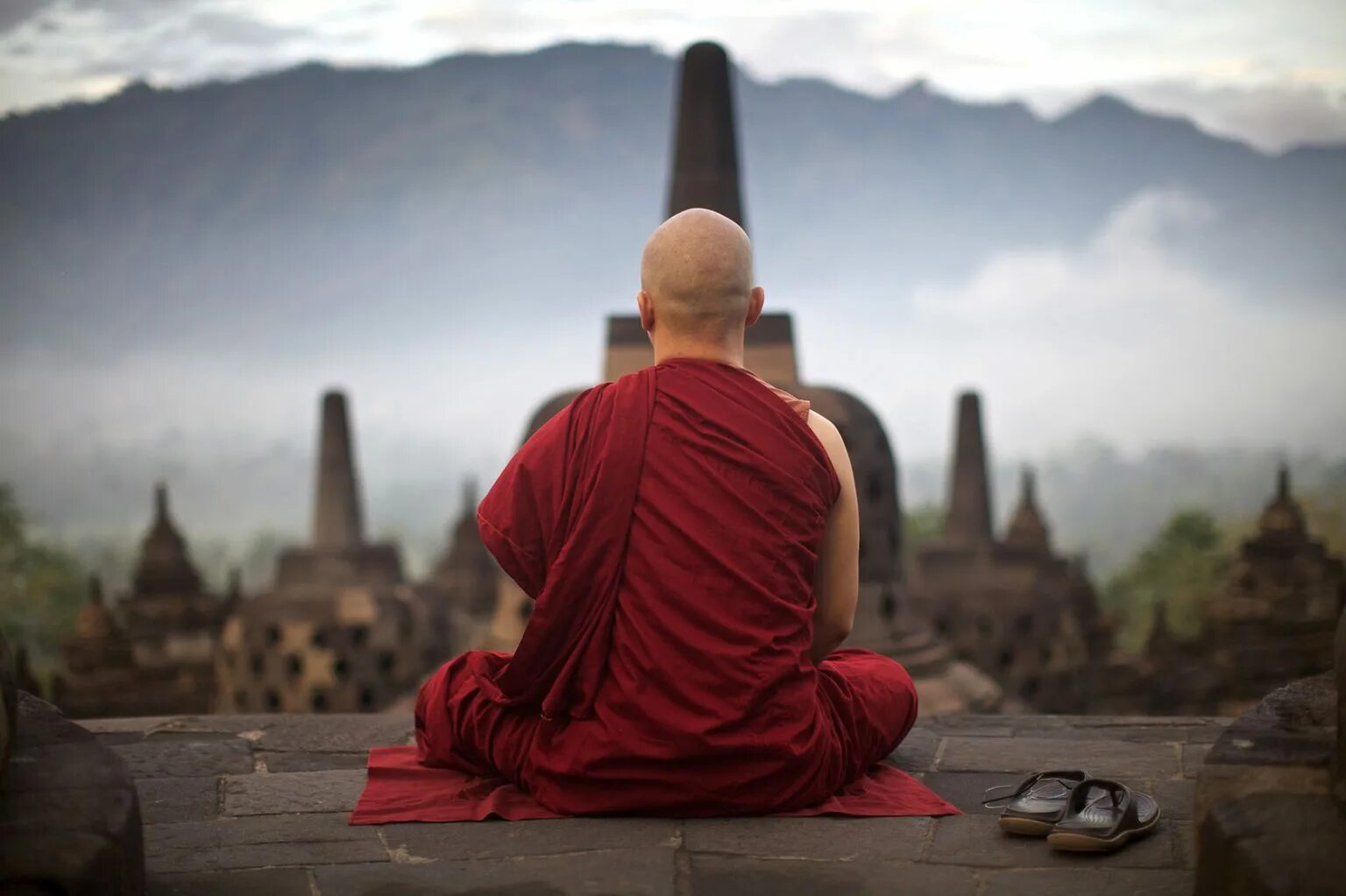 Буддисты. Буддистский монах Тибет. Буддийский монах и Будда. Брахмачарья Будда. Тибетский монах медитирует.