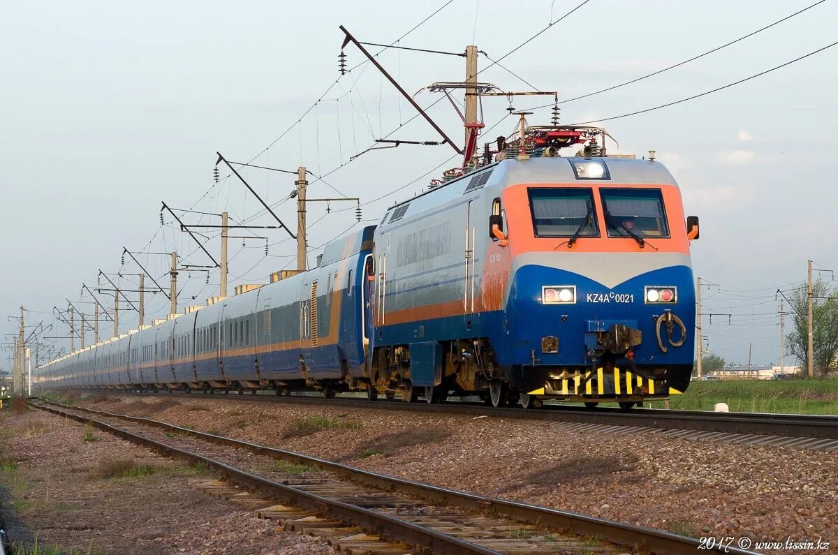 Поезд Тулпар Тальго. Talgo вагоны. Тулпар Тальго купе. Тепловоз Тальго. Qfl казахстан