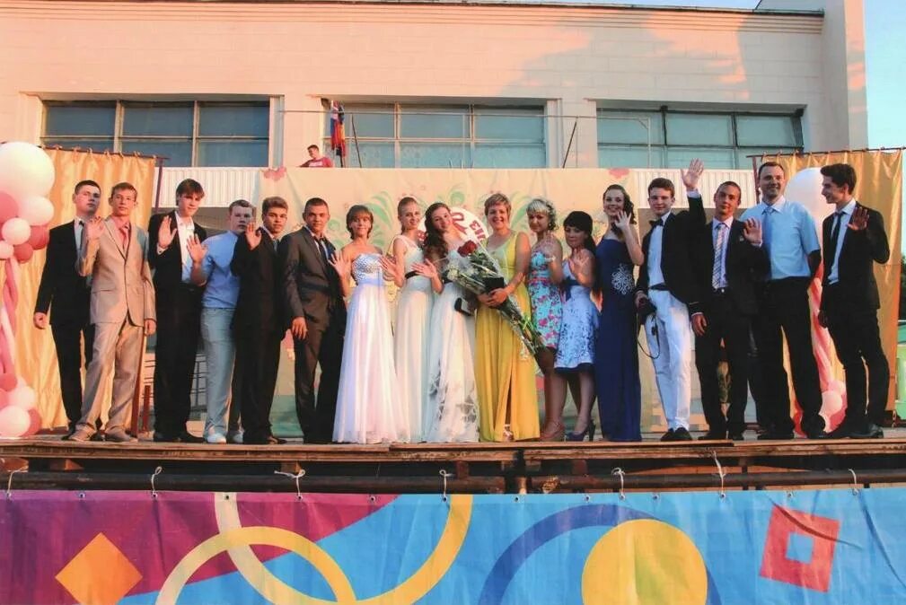 Мовсисян гуу. Форма выпускника виту. Выпускникам 2013 года. Выпускница оксфорда. Вручение грамоты.