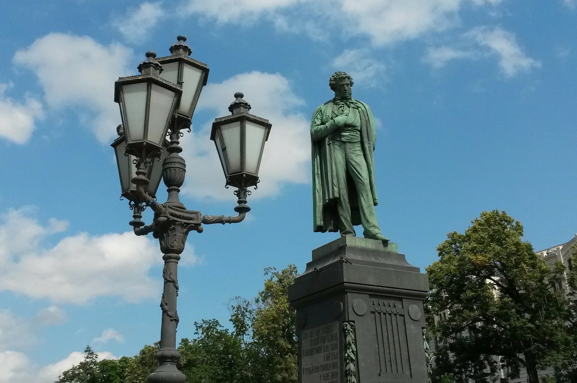 Памятник а. с. Пушкину (Москва, Пушкинская площадь). Памятник Пушкину в Москве на Тверском бульваре. Памятник Пушкину на Пушкинской площади. Опекушин памятник Пушкину.