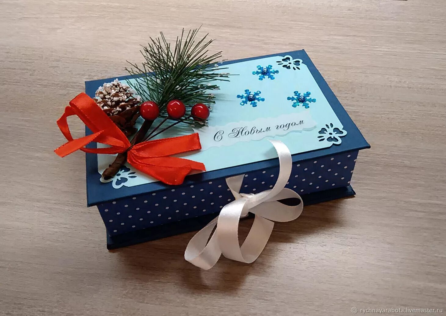 Новогоднее украшение коробок. Подарочные коробки на новый год. Коробка с подарками на новый год. Коробка с подарком на НГ. Подарочные коробочки на НГ.
