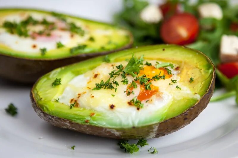 авокадо с яйцом в духовке. авокадо лосось яйцо. яичница с беконом и авокадо. завтрак с лососем и авокадо. авокадо с яйцом в духовке.