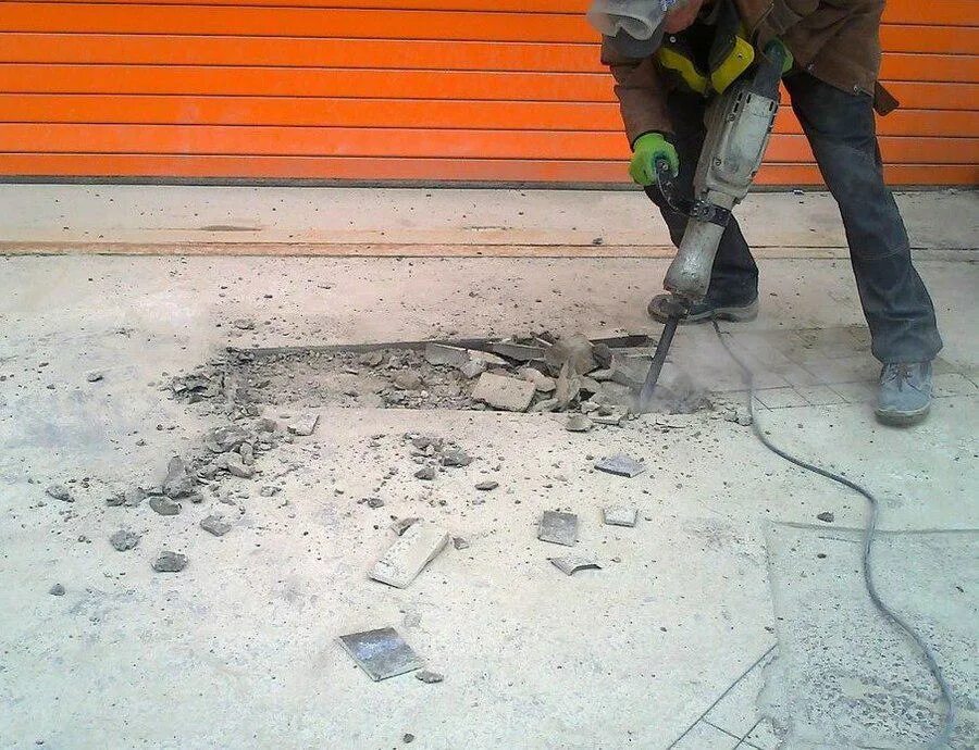 Ремонтная стяжка. Демонтаж стяжки. Демонтаж бетонных полов. Демонтаж полимерного пола. Демонтаж пола из бетона.