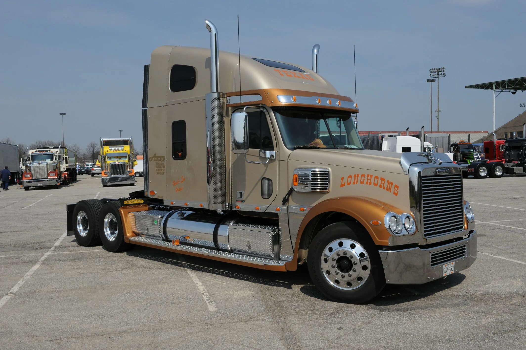 Грузовик трак Фредлайнер. Фредлайнер Коронадо. Тягачи freightliner Coronado. Американский грузовик Фредлайнер. Машина тягач купить