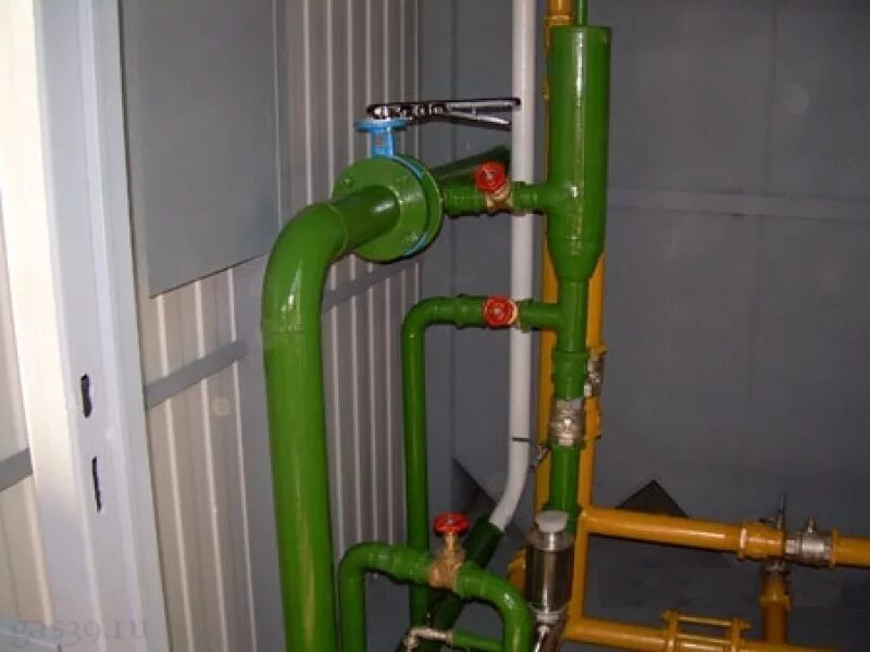 Покраска газовой трубы. Покраска водопроводных труб. Водопроводные трубы в котельной. Зеленая труба. Покраска труб отопления.