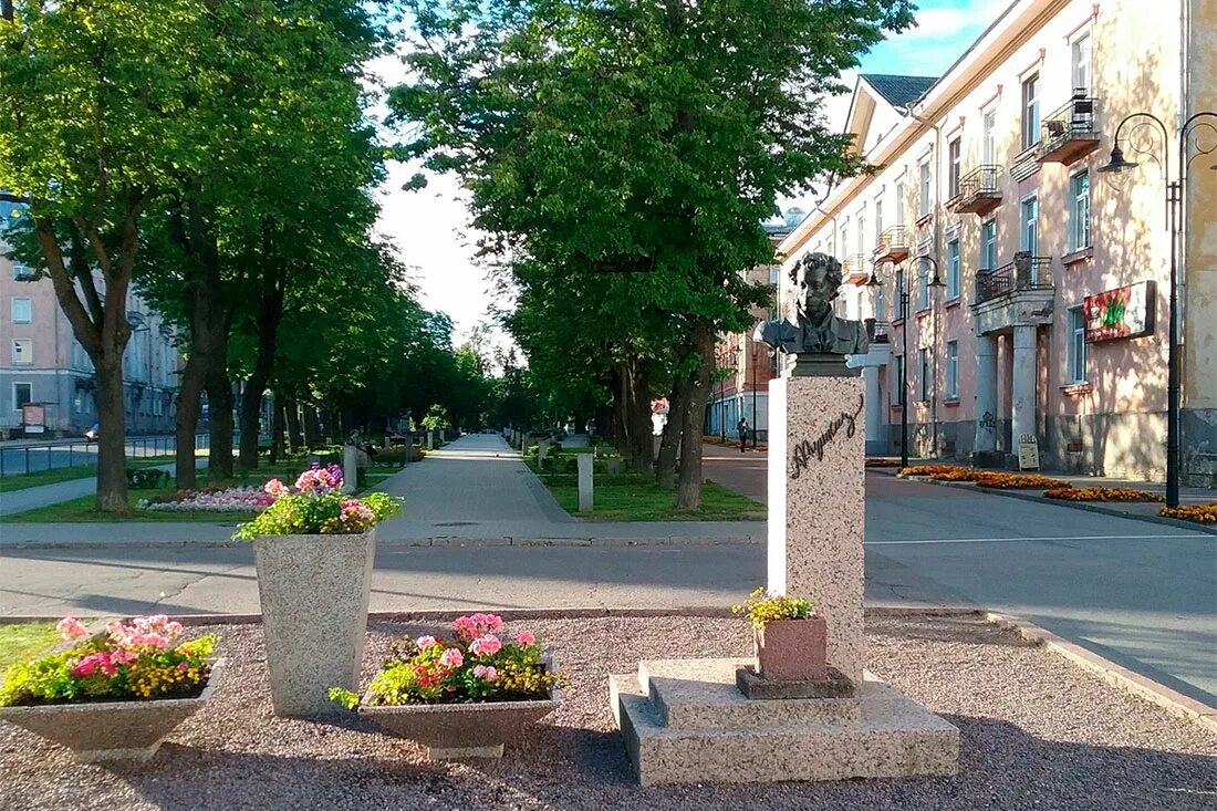 Город в честь пушкина. Пушкинский сквер Нарва. Памятник Пушкина Нарва. Нарва улица Пушкина. Памятник Пушкину в Нарве.