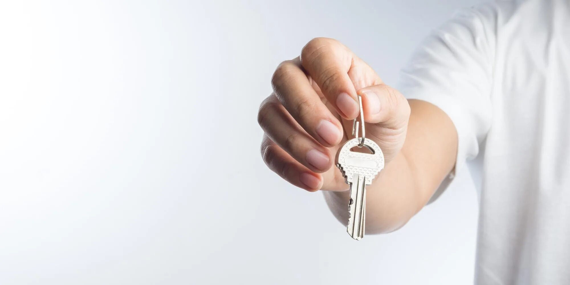Рука с ключами. Ключи от квартиры в руке. Ключи от квартиры в руках семьи. Ключи от квартиры в новостройке. Header key