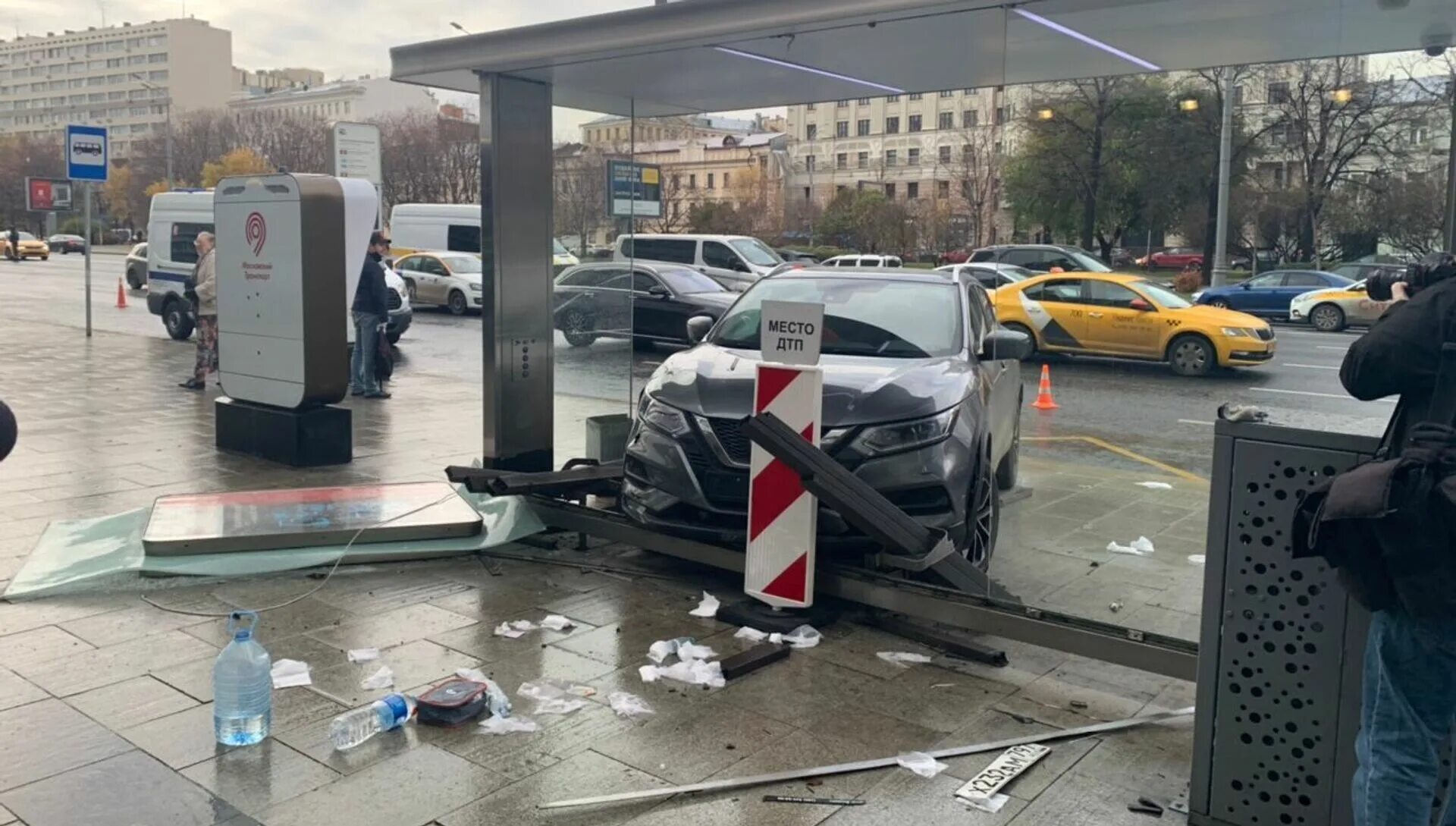 Авария в Москве на остановке. Машина въехала в остановку. Авария на Московской остановке.