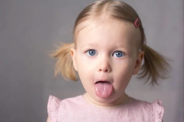 Tongue drool девочка. I a little mouth. I a little mouth. Девушка с высунутым языком. Tongue девочка.