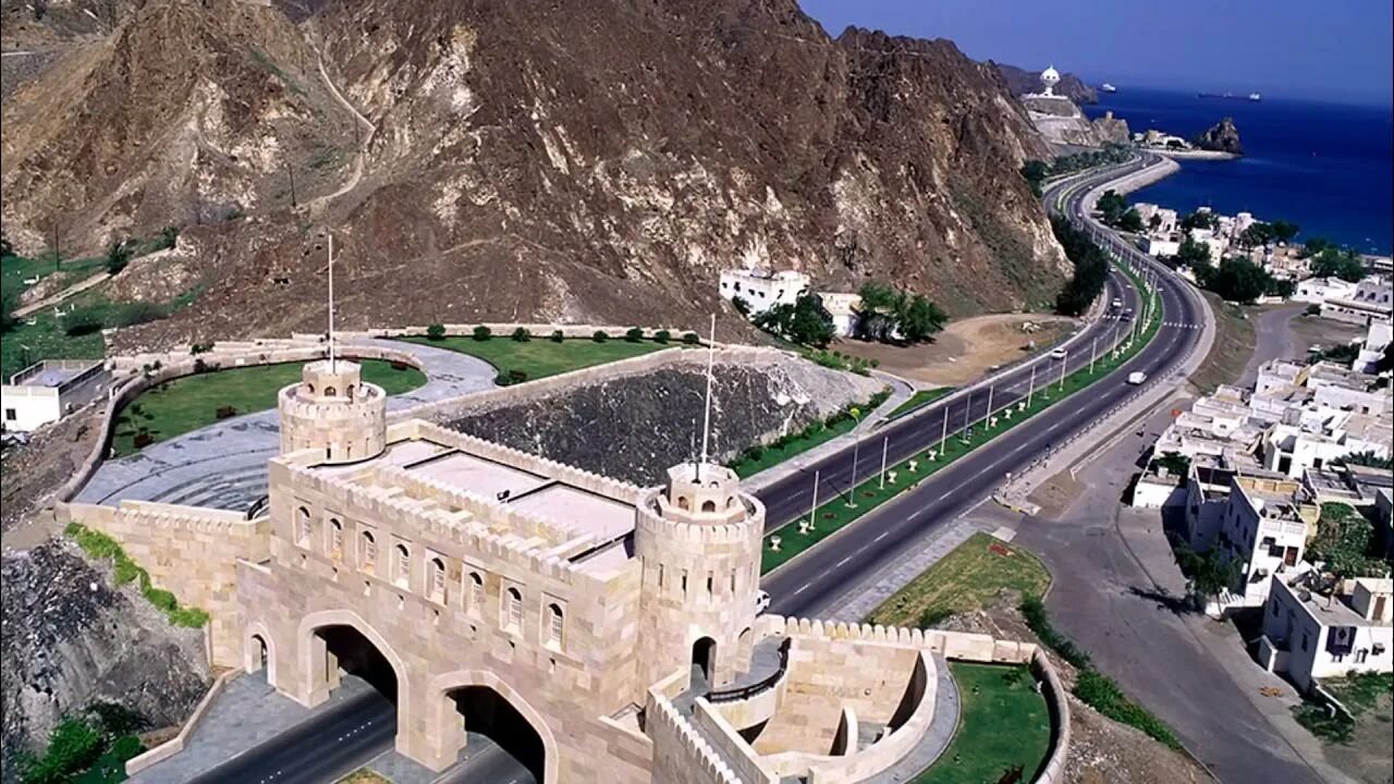 Мускат оман столица. Оман флаг и герб. Oman флаг. Маскат оман. Султанат оман флаг.