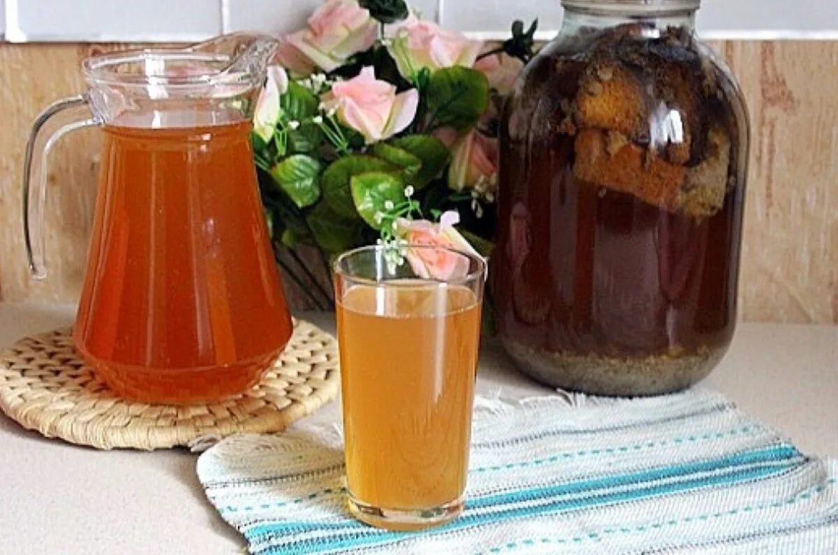 Самый простой квас. Квас домашний. квас домашний хлебный. домашний хлебный квас в банке. домашний квас без дрожжей.
