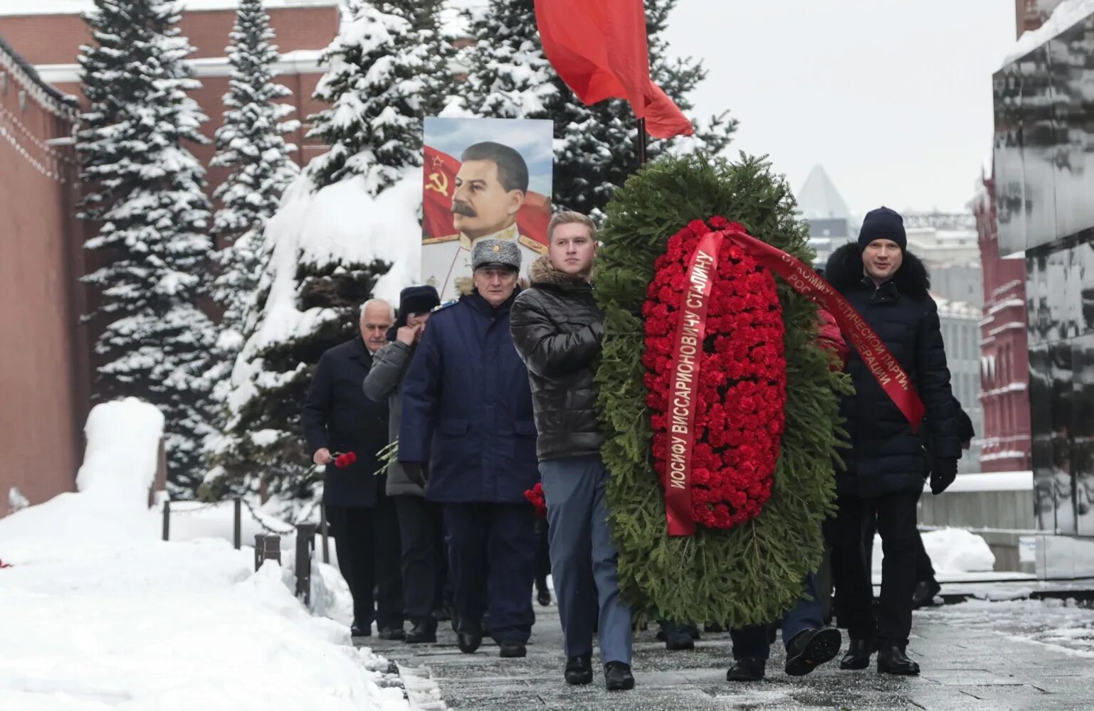 21 апреля день рождения сталина. Могила Сталина. День рождения Сталина. День рождения Сталина фото. День рождения Сталина Дата рождения.