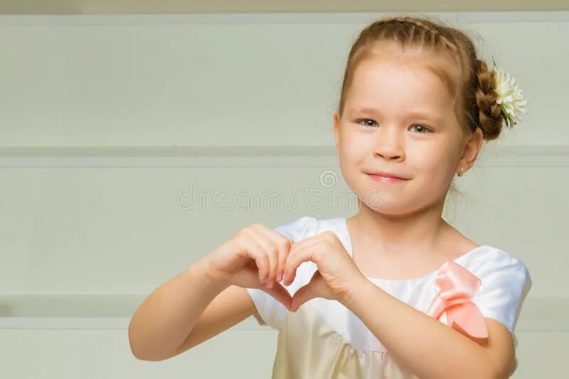 Девочка показывает лайк. Девочка показывает класс. Маленькая девочка по росту. Счастливая девочка показывает. Девочка показывает лайк.