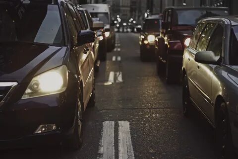 Машина гуляет по дороге