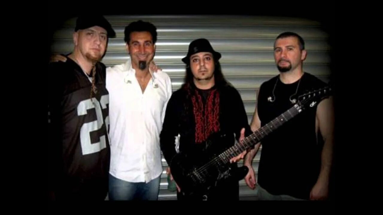 System of a down перепели я русский. Басист SOAD. Бас гитарист SOAD. SOAD Sugar. SOAD Shugar.