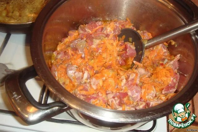 Добавляют ли в плов томатную пасту. Плов с томатом. Плов из курицы с томатной пастой. Плов с томатной пастой. Рис припущенный с томатом.