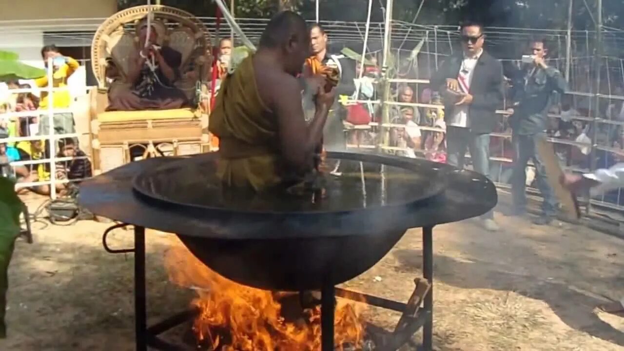 Упал лицом в кипящее масло видео. Огромный котел. чан с кипящим маслом. чан для костра.