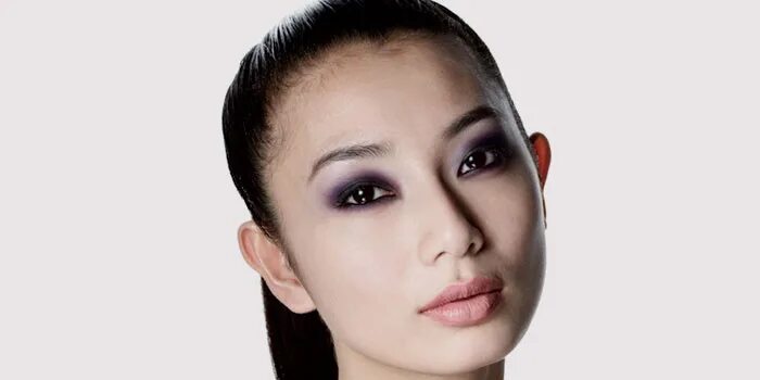 Узкоглазая баба. Яркий макияж азиатских глаз. Азиатские глаза с поднятыми внешними уголками.