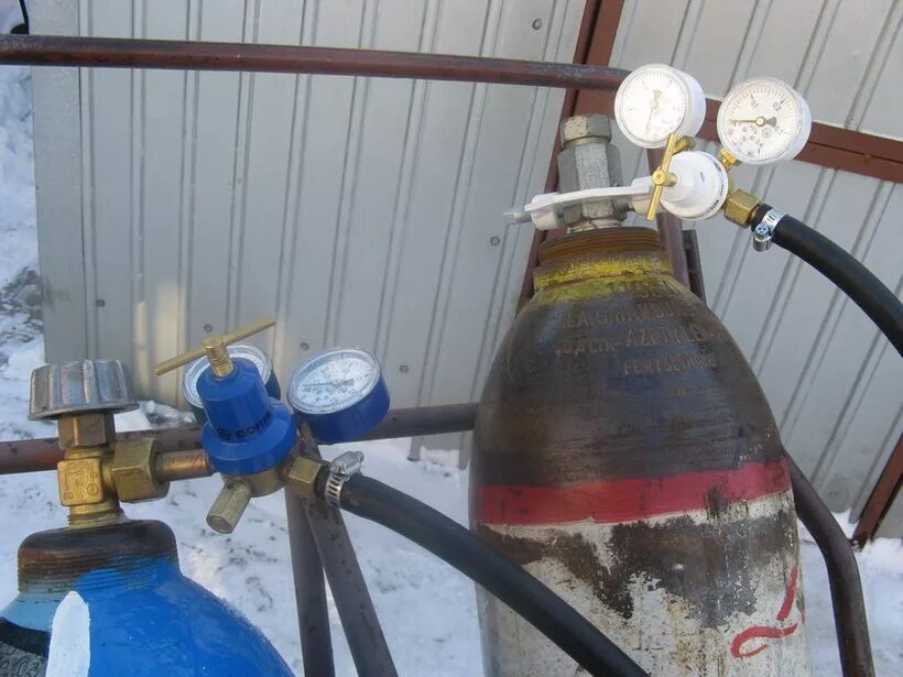Редуктор на 2 газовых баллона пропан. Поверка газовых баллонов. Редуктор давления на газовый баллон пропан. Гудит газовый баллон. Редуктор газовый для сжиженного газа.