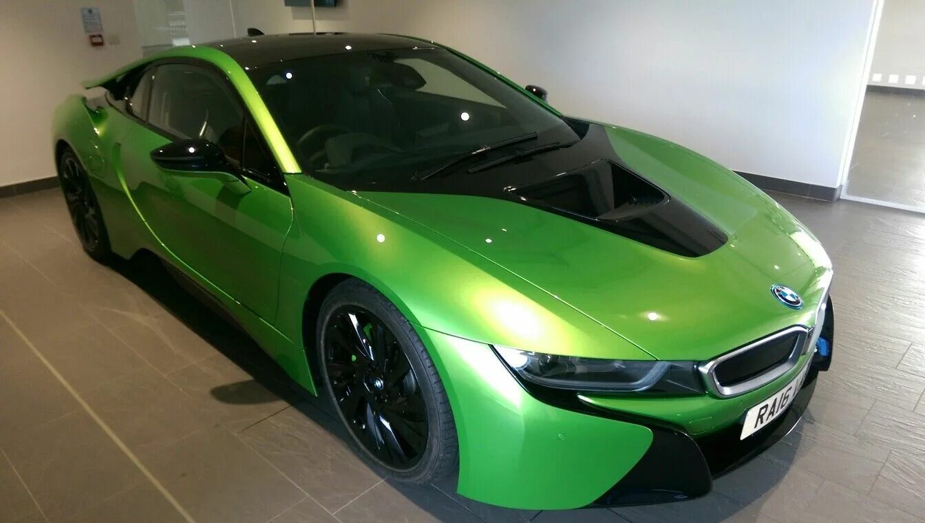 Грин гибрид. BMW i8 Изумрудная. BMW i8 салатовая. BMW i8 Lime Green. BMW спортивная i8 зеленая.