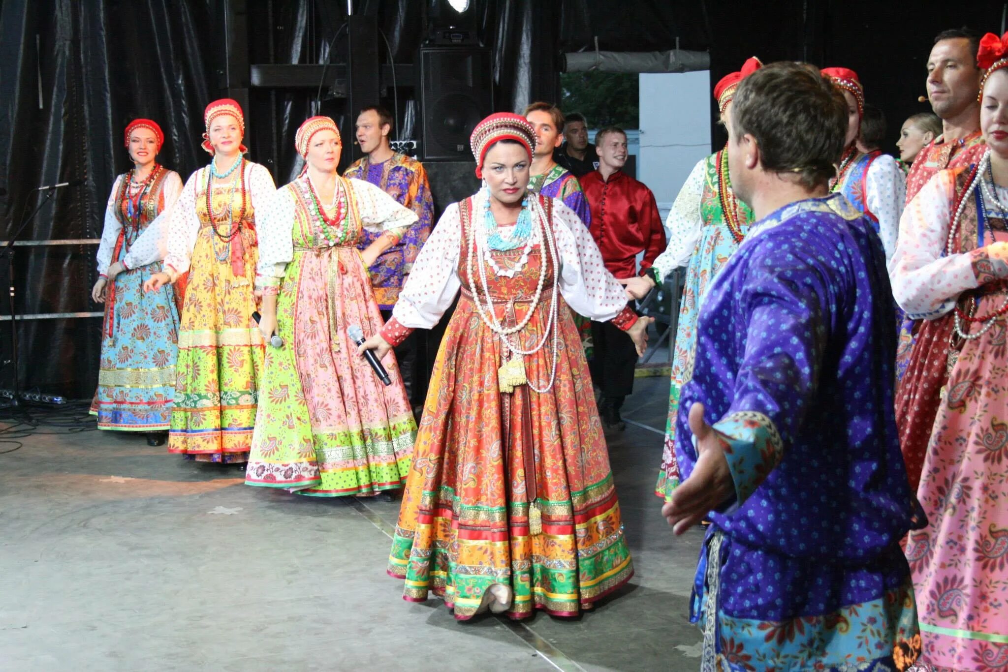 Народный ансамбль березка. Сельгмяэ татьяна валерьевна ансамбль березка. Ансамбль сарафан. Костюмы для народного ансамбля. Ансамбль сарафан.