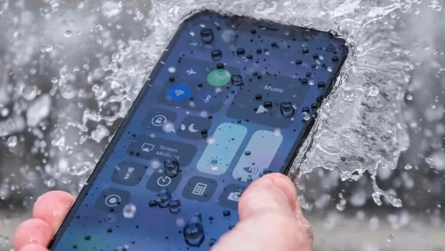 Айфон 11 попала вода. Влагозащита iphone 11 Pro. Apple iphone 13 Водонепроницаемый ?. Iphone 12 Water Resistance. Ip68 влагозащита.