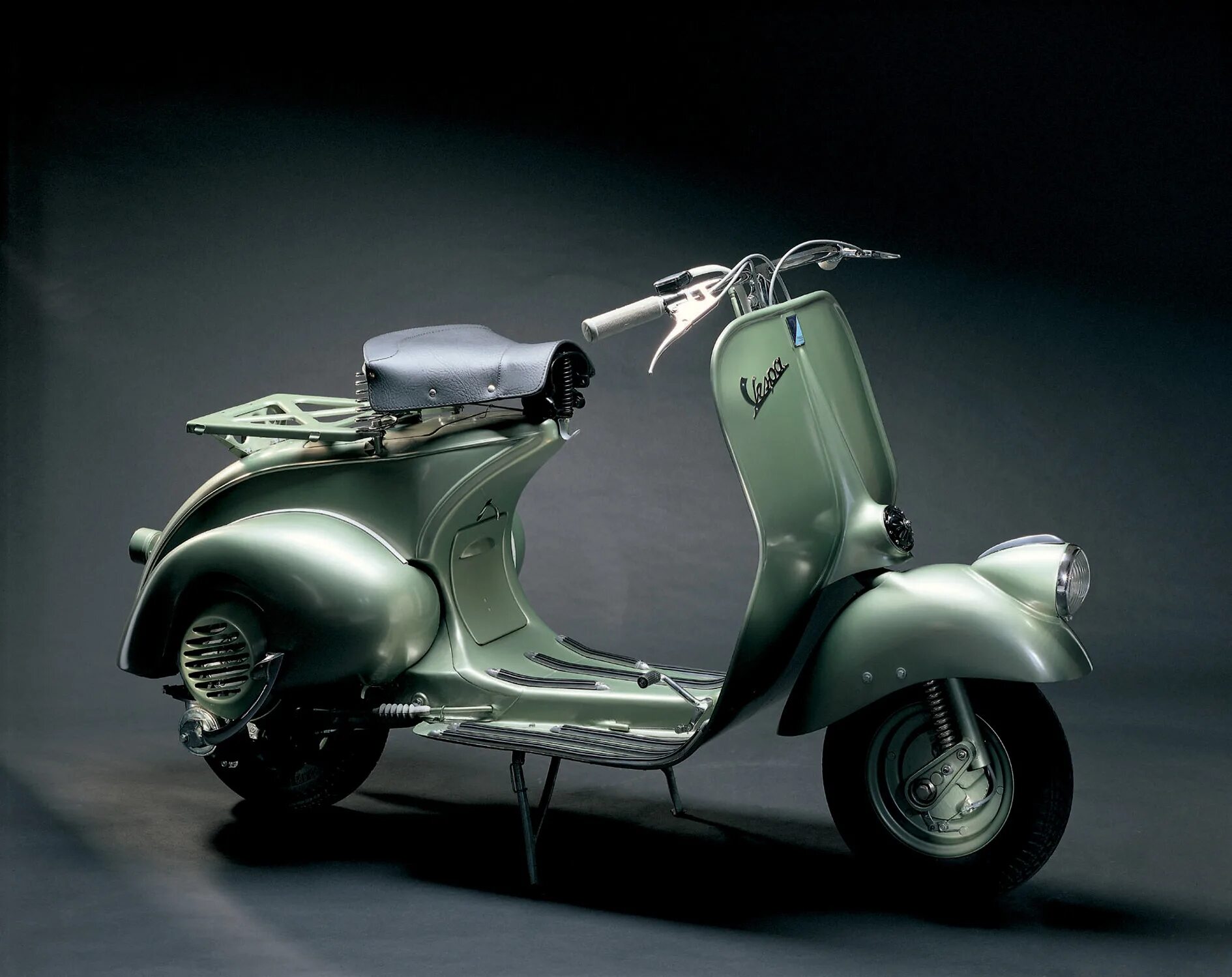 Первые мотороллеры. Первые мотороллеры. Мотороллер vespa 1946. Скутер веспа 1950. Vespa мотороллер 2021.