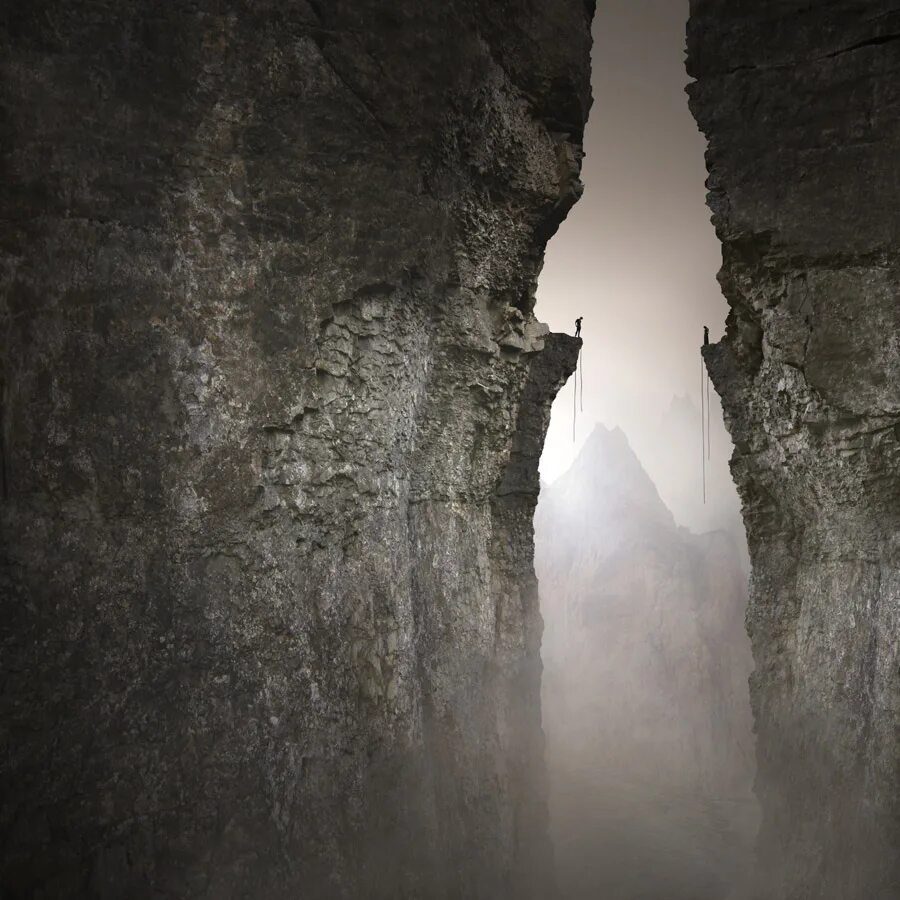 силуэт на краю пропасти. человек над пропастью. эта пропасть между нами разделяет города. между нами фильм 2021. пропасть между.