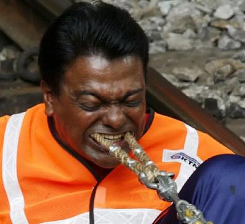 Какой самый худший человек. Очень большая очередь. Канализационные ныряльщики в индии. Какой самый худший человек. Дакка (бангладеш) загрязнение.